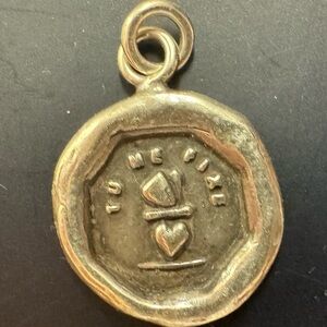 Pyrrha talisman “you complete me”